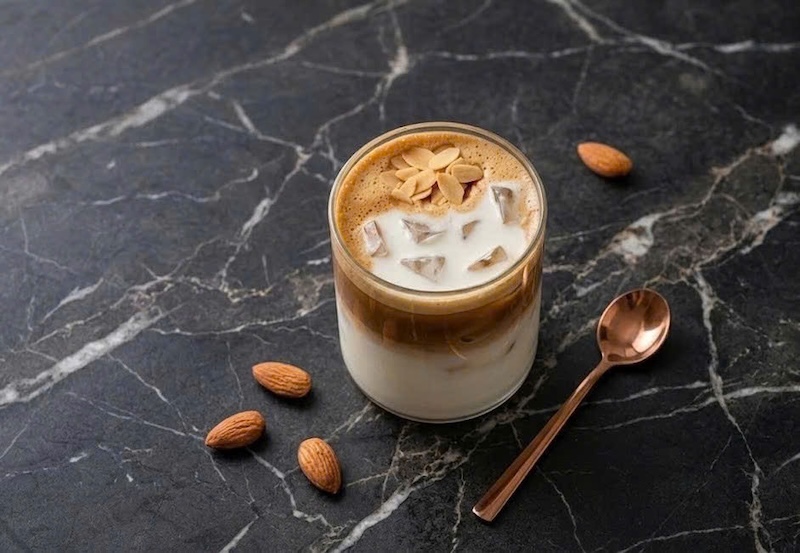 Cách pha latte hạt óc chó 2